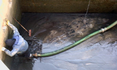 czyszczenie separatora pracownik